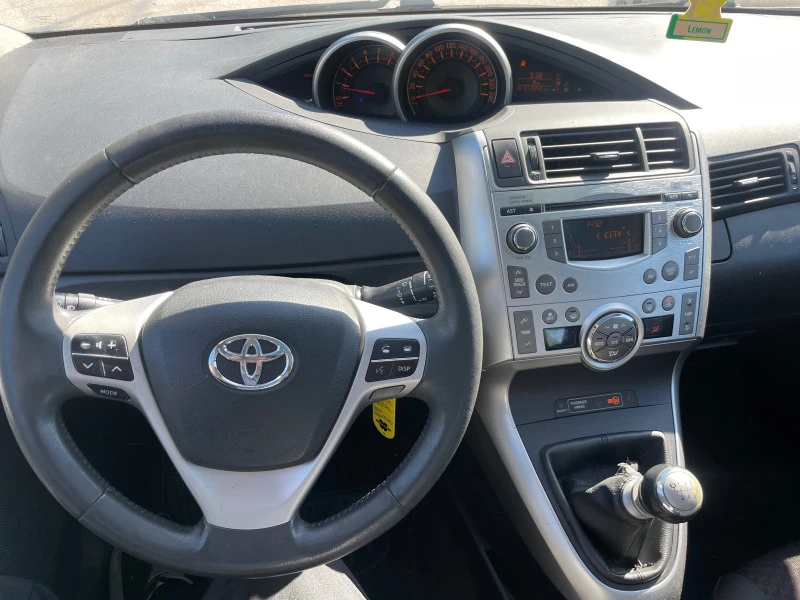 Toyota Verso 2.0 D4D 7Местен, снимка 4 - Автомобили и джипове - 45685227