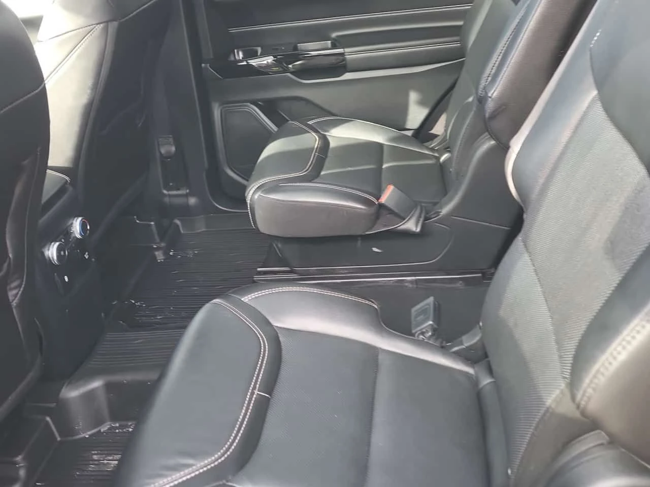 Ford Explorer * ST * ДИСТРОНИК* 360 КАМЕРА* ПОДГРЕВИ* ОБДУХВАНЕ, снимка 12 - Автомобили и джипове - 53710668