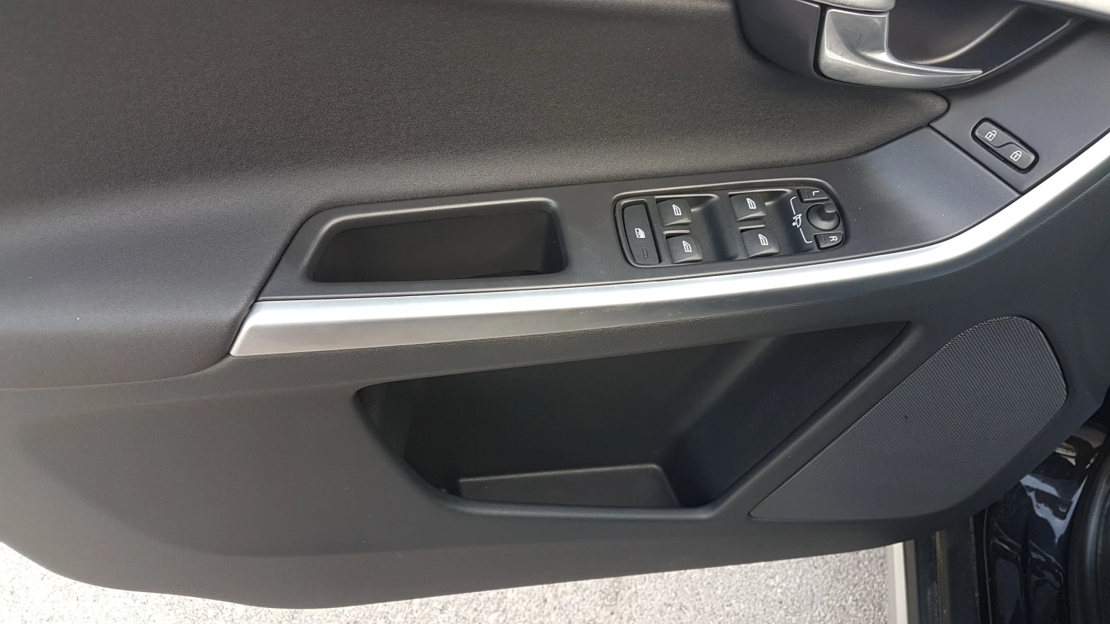 Volvo XC60 2.4 D3 163кс 4×4, снимка 12 - Автомобили и джипове - 54555274