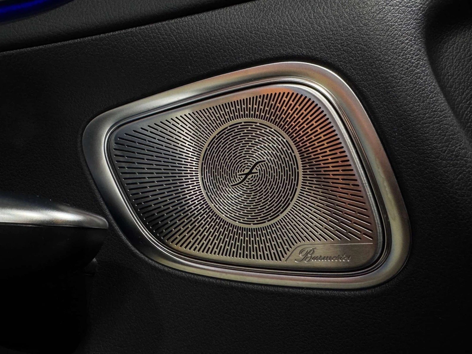 Mercedes-Benz GLC 300 * AMG Line * Burmester * Фиксирана цена до БГ * , снимка 11 - Автомобили и джипове - 56002561