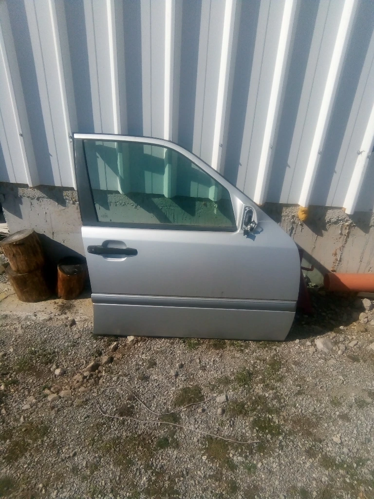 Врата предна дясна Мерцедес ц220 w202