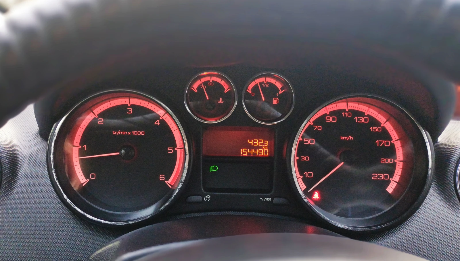 Peugeot 308 1.6 HDi (92 кс), снимка 14 - Автомобили и джипове - 53706897