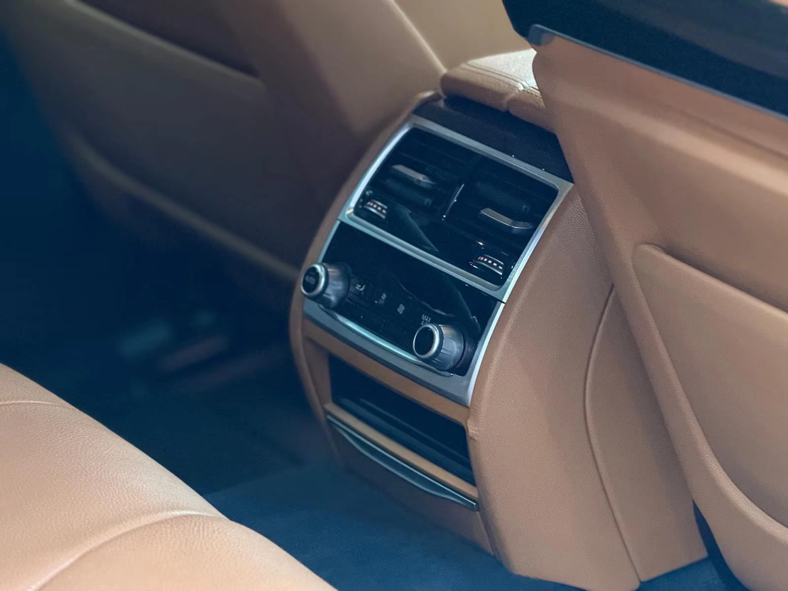 BMW 730 D/265HP/xDRIVE/LASERLIGHT/HUD/MASSAGE/CAM/LED/NAVI, снимка 12 - Автомобили и джипове - 54031825