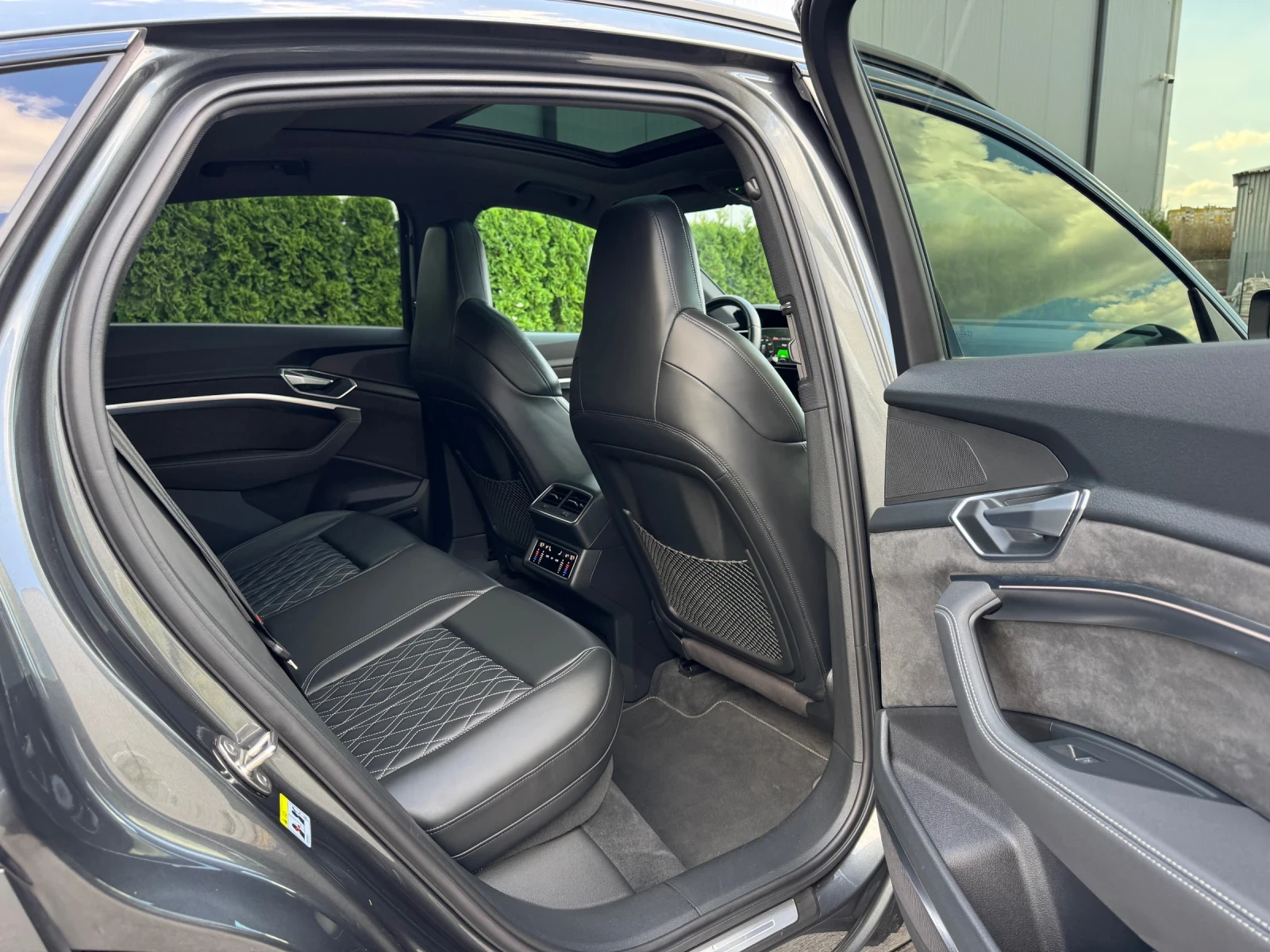 Audi E-Tron 55 SB/Quattro/3xS-line/Digital Matrix/FULL/SWISS!!, снимка 14 - Автомобили и джипове - 55954077
