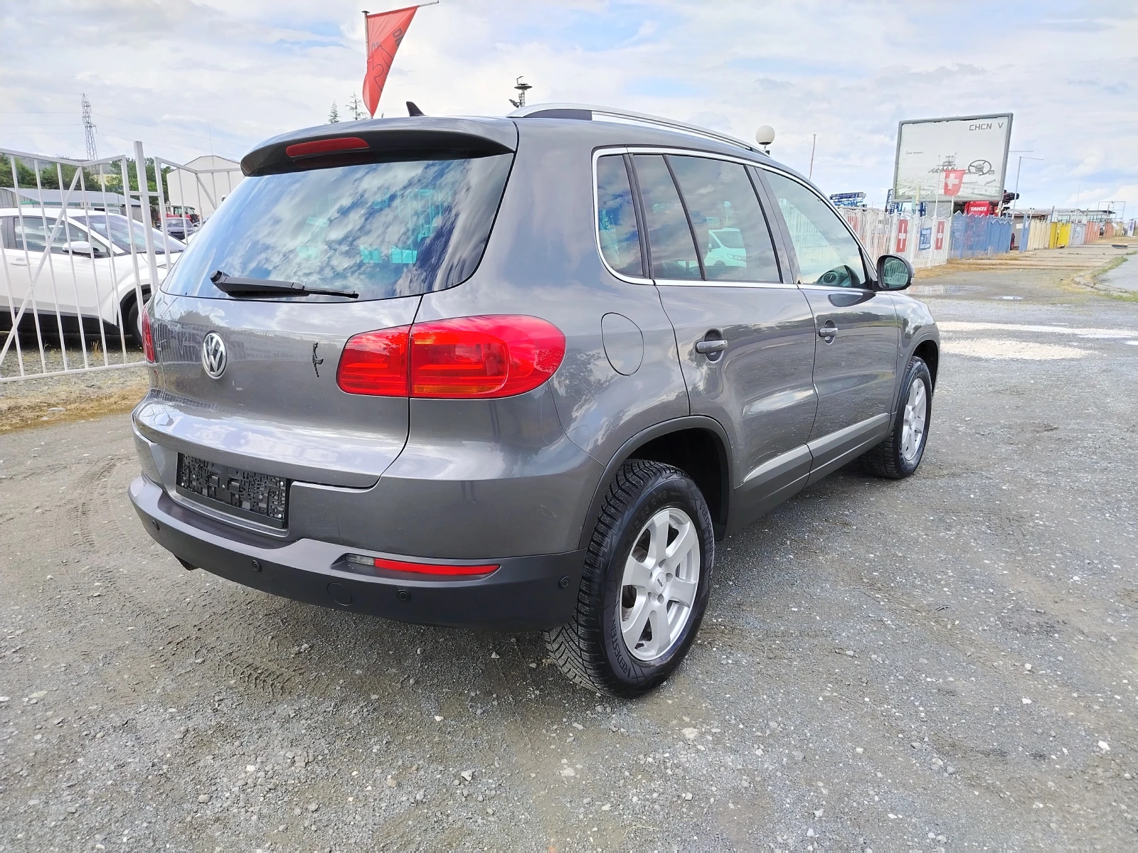 VW Tiguan 2.0-140 КС АВТОМАТИК, НАВИ, КОЖА, 4х4 PANORAMA, снимка 5 - Автомобили и джипове - 54646887