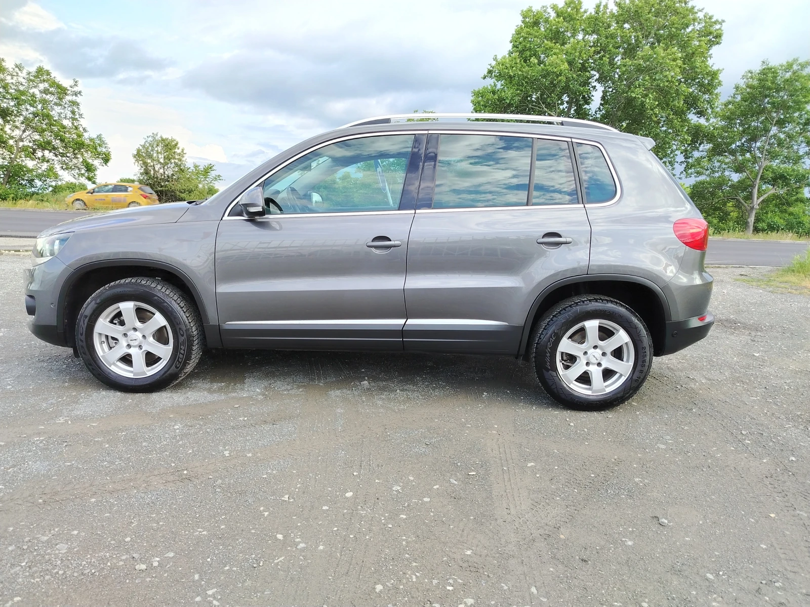 VW Tiguan 2.0-140 КС АВТОМАТИК, НАВИ, КОЖА, 4х4 PANORAMA, снимка 9 - Автомобили и джипове - 54646887