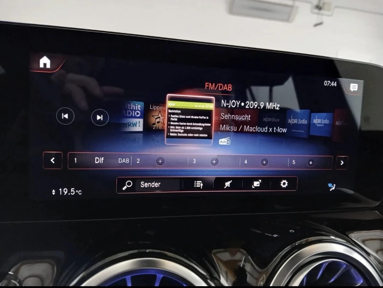 Mercedes-Benz EQA Нов внос Германия, снимка 11 - Автомобили и джипове - 56259752