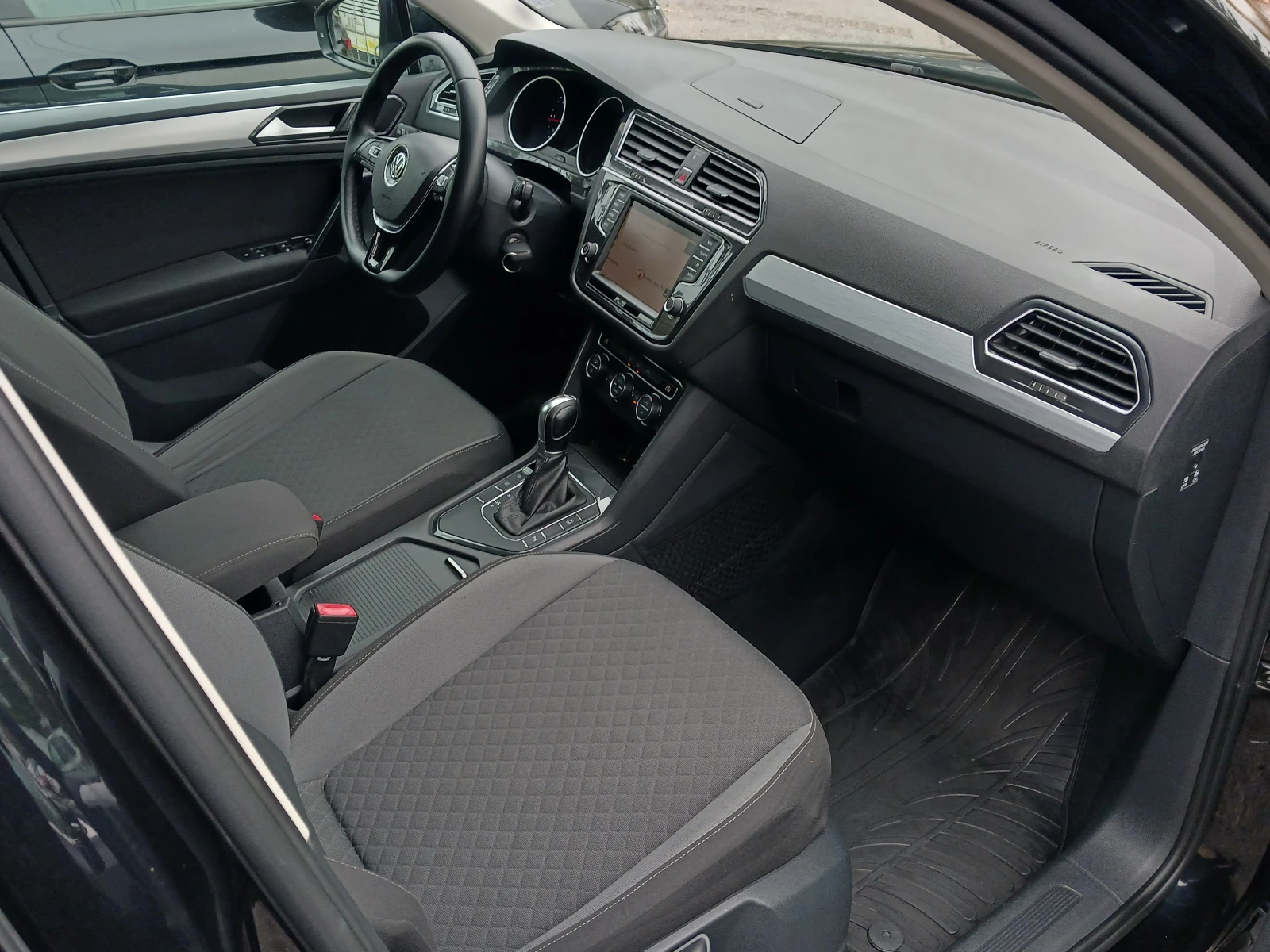 VW Tiguan 2.0 TDI, снимка 11 - Автомобили и джипове - 56730314