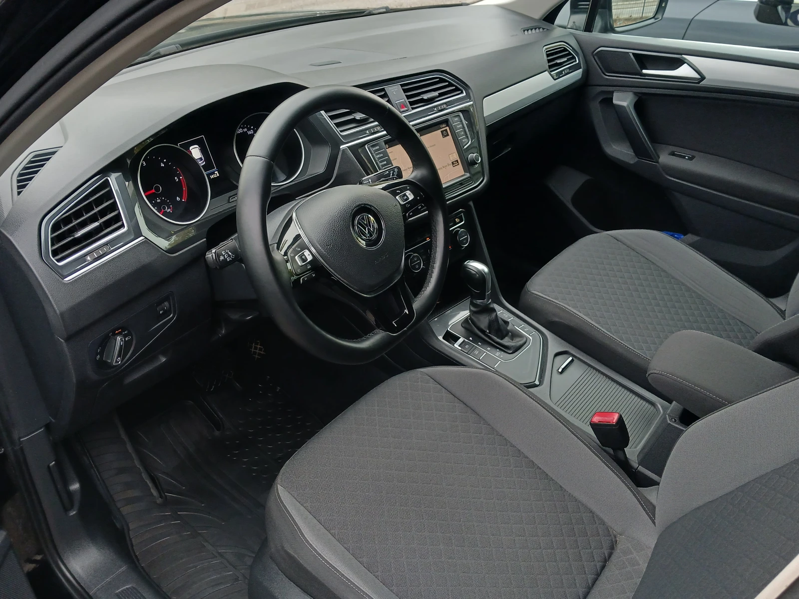VW Tiguan 2.0 TDI, снимка 7 - Автомобили и джипове - 56730314
