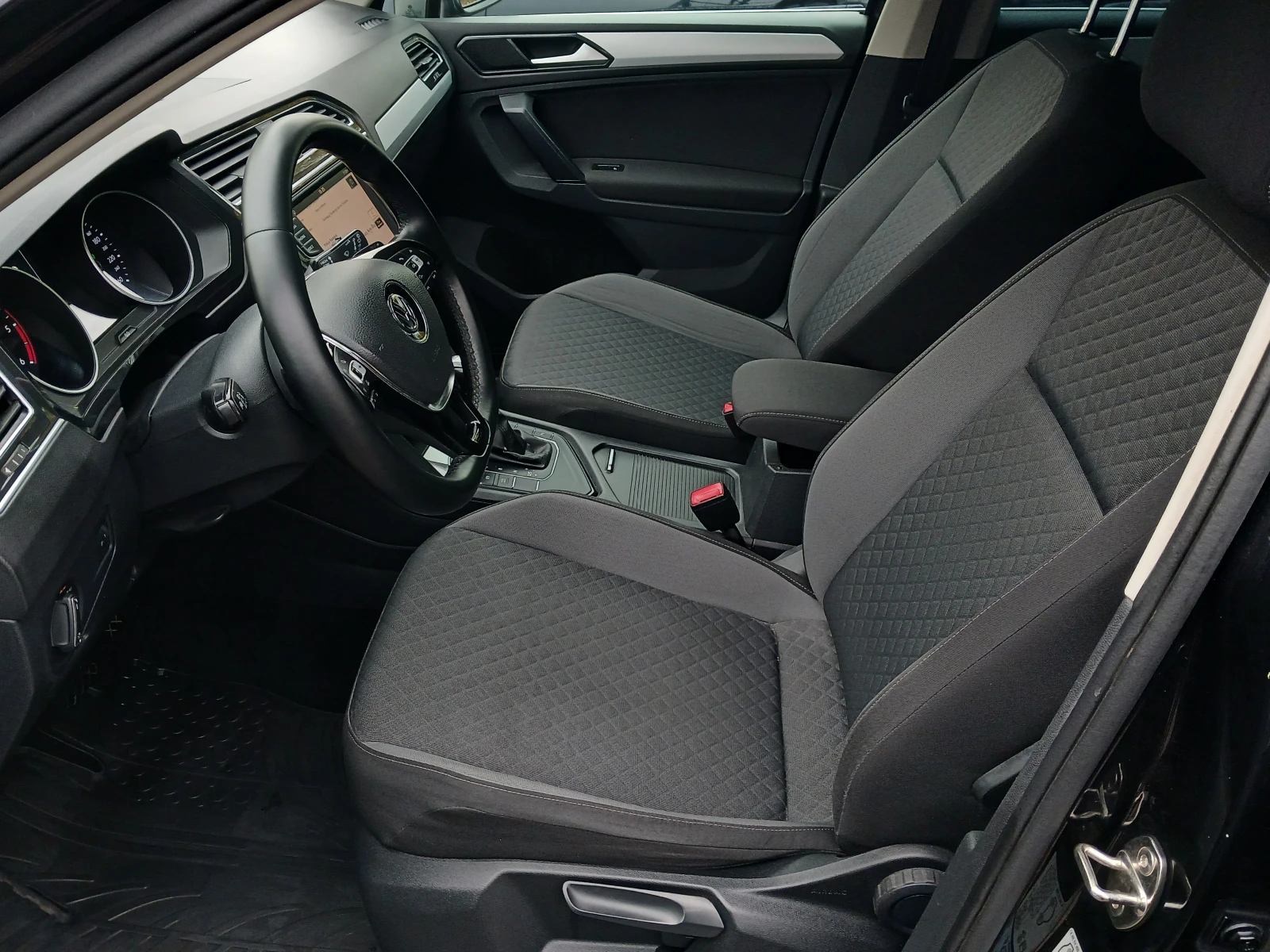 VW Tiguan 2.0 TDI, снимка 8 - Автомобили и джипове - 56730314