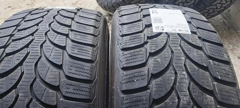 Гуми Зимни 235/40R19, снимка 1 - Гуми и джанти - 33849636