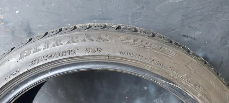 Гуми Зимни 235/40R19, снимка 6 - Гуми и джанти - 33849636