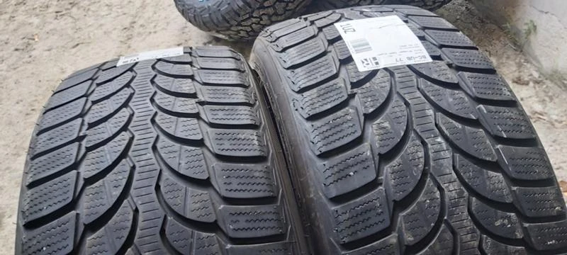 Гуми Зимни 235/40R19, снимка 2 - Гуми и джанти - 33849636