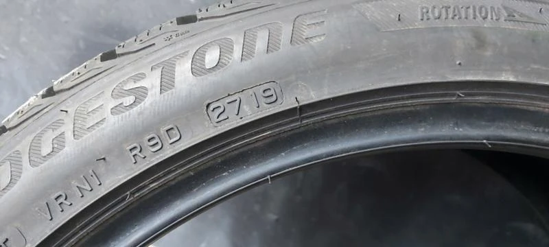 Гуми Зимни 235/40R19, снимка 7 - Гуми и джанти - 33849636