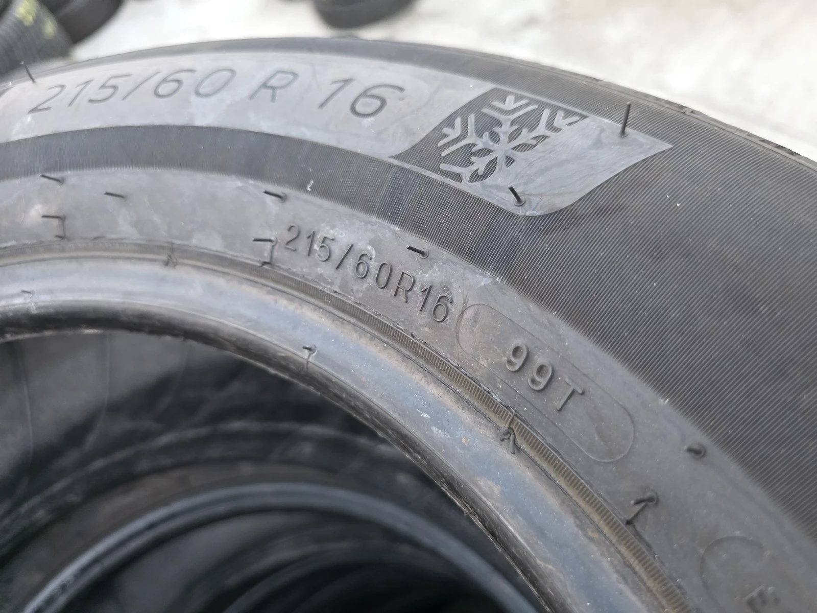 Гуми Зимни 215/60R16, снимка 3 - Гуми и джанти - 56663209