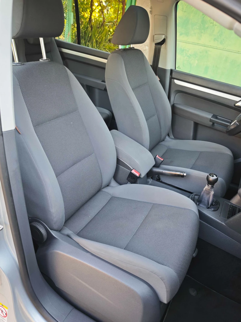 VW Touran 1.6 TDI, снимка 15 - Автомобили и джипове - 51889134