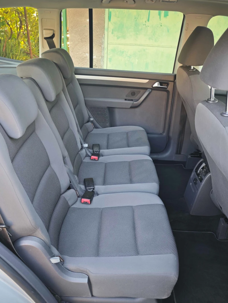 VW Touran 1.6 TDI, снимка 16 - Автомобили и джипове - 51889134