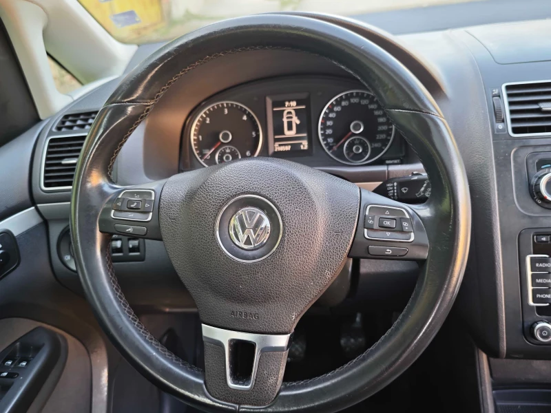 VW Touran 1.6 TDI, снимка 10 - Автомобили и джипове - 51889134
