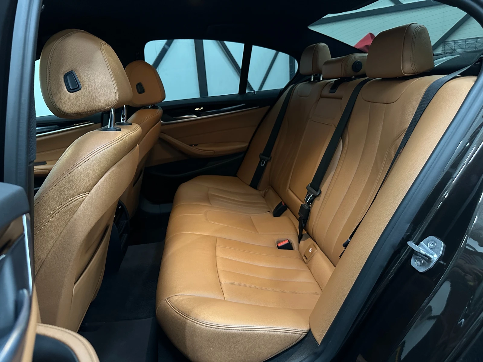BMW 520 ПОДГРЕВ* САМОПАРКИРАНЕ* CARPLAY* КАМЕРА, снимка 15 - Автомобили и джипове - 49318678