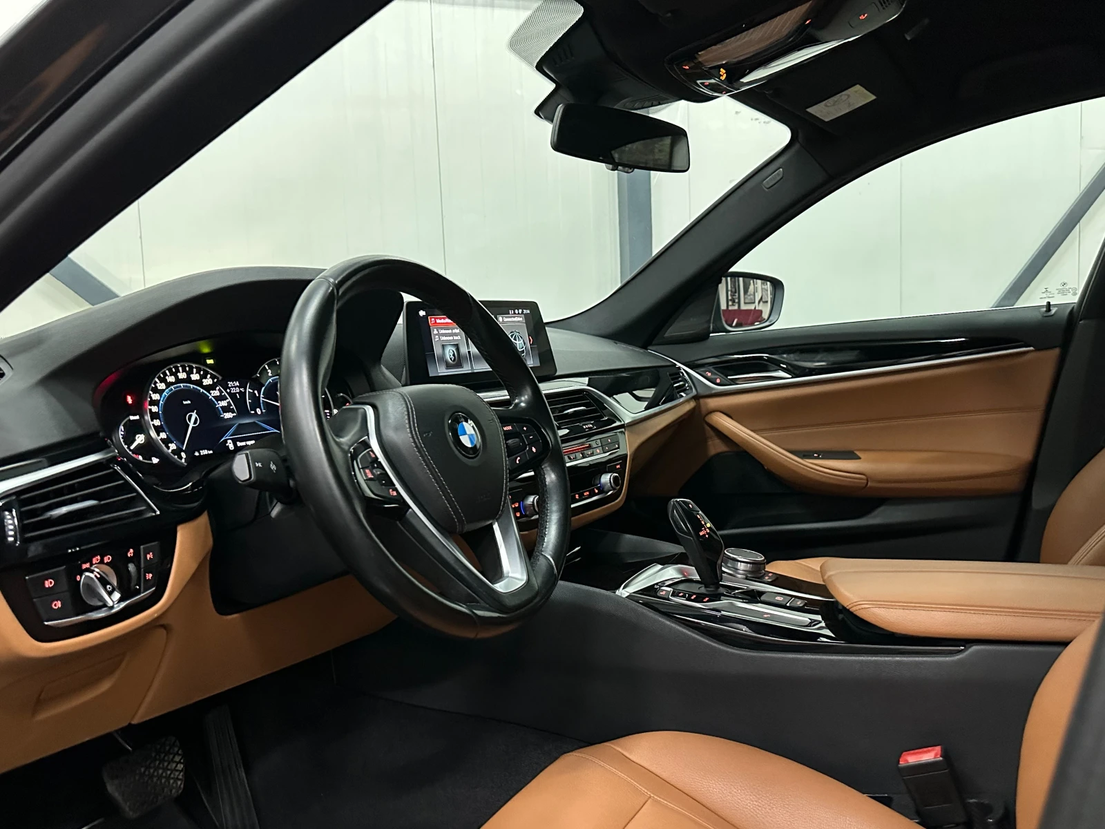 BMW 520 ПОДГРЕВ* САМОПАРКИРАНЕ* CARPLAY* КАМЕРА, снимка 8 - Автомобили и джипове - 49318678