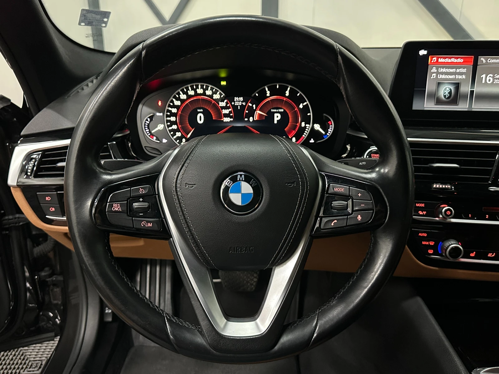 BMW 520 ПОДГРЕВ* САМОПАРКИРАНЕ* CARPLAY* КАМЕРА, снимка 11 - Автомобили и джипове - 49318678
