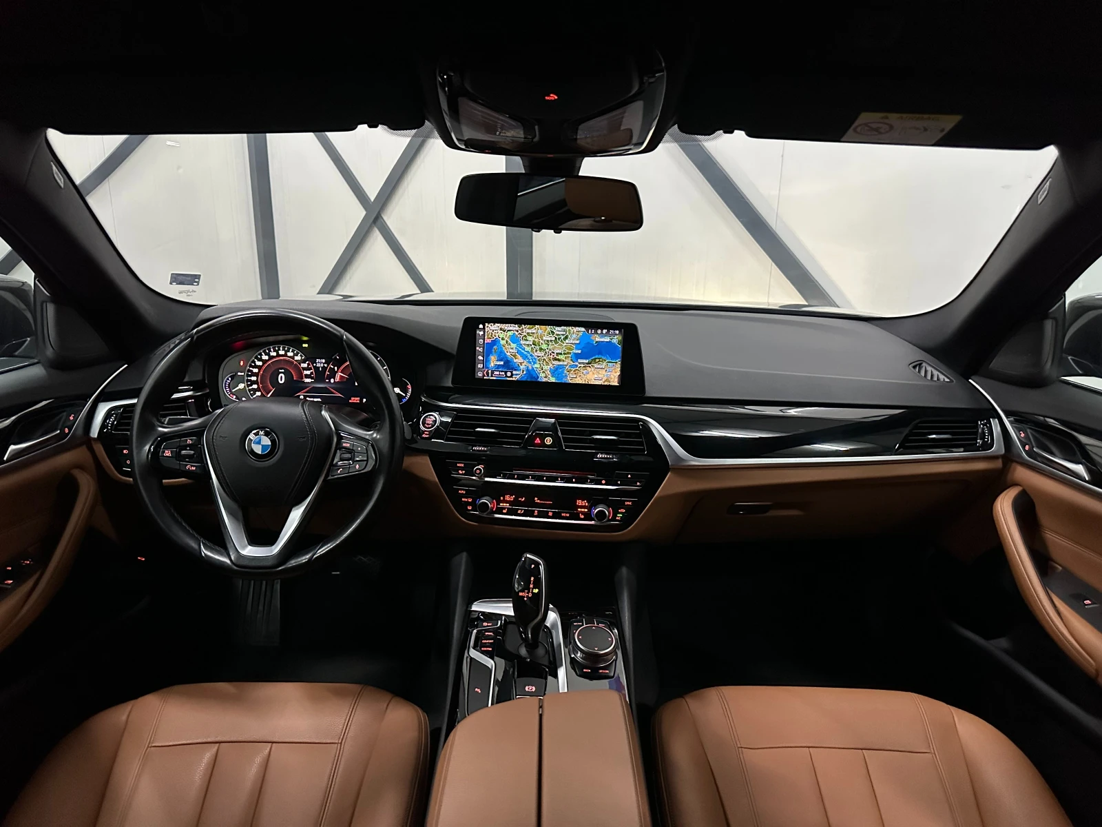 BMW 520 ПОДГРЕВ* САМОПАРКИРАНЕ* CARPLAY* КАМЕРА, снимка 10 - Автомобили и джипове - 49318678
