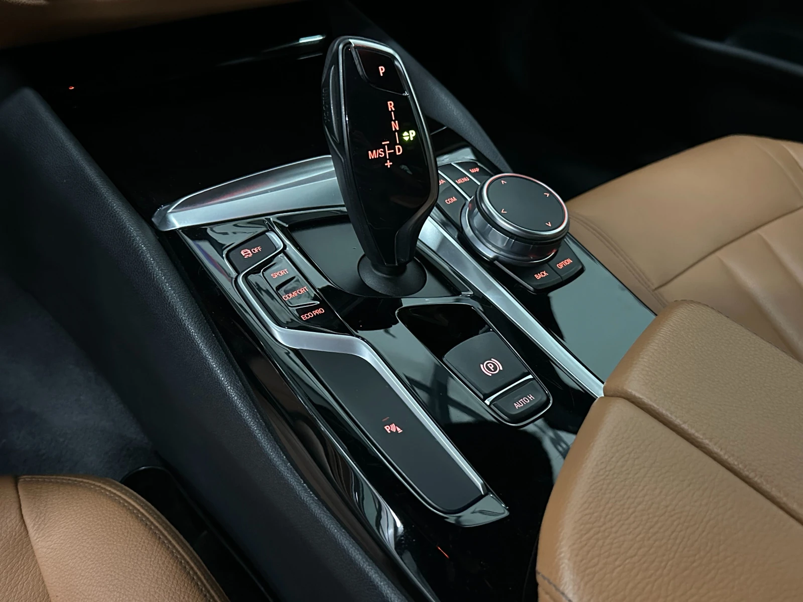 BMW 520 ПОДГРЕВ* САМОПАРКИРАНЕ* CARPLAY* КАМЕРА, снимка 12 - Автомобили и джипове - 49318678