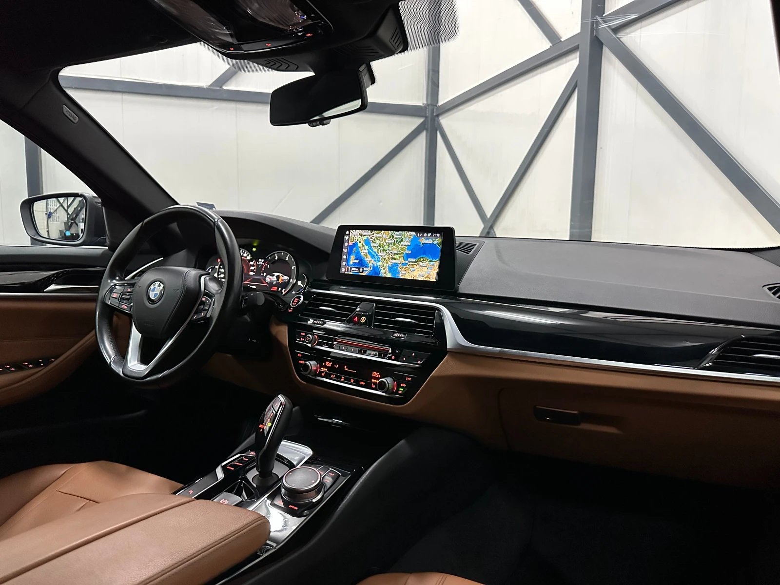 BMW 520 ПОДГРЕВ* САМОПАРКИРАНЕ* CARPLAY* КАМЕРА, снимка 9 - Автомобили и джипове - 49318678