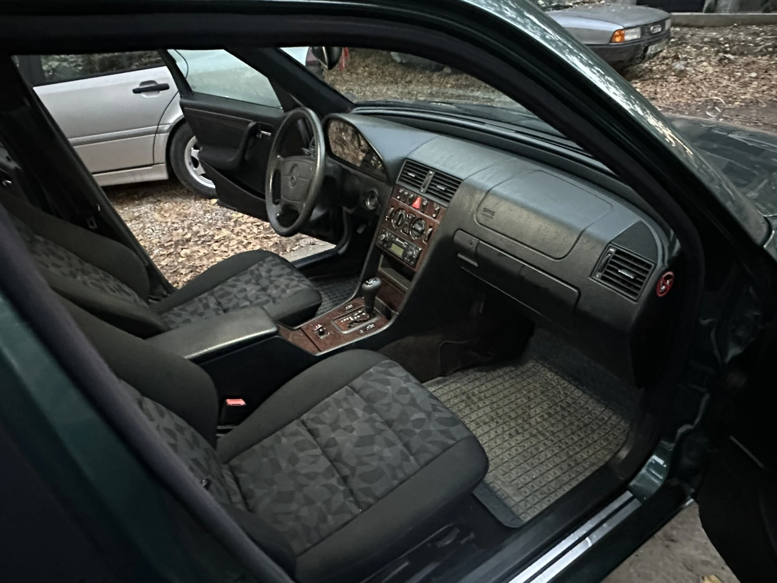 Mercedes-Benz C 180 Газ-Бензин, снимка 12 - Автомобили и джипове - 53728404