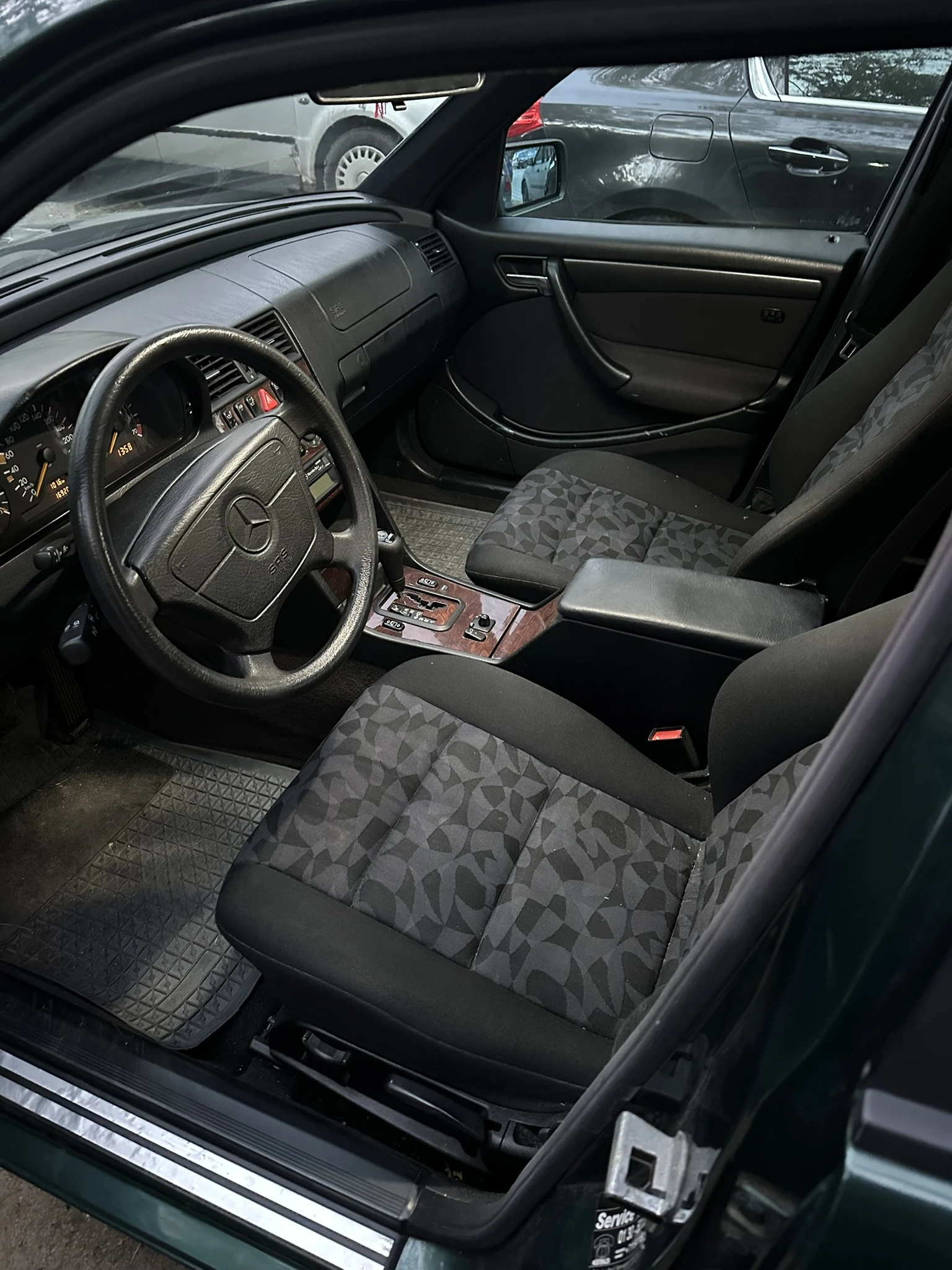 Mercedes-Benz C 180 Газ-Бензин, снимка 16 - Автомобили и джипове - 53728404