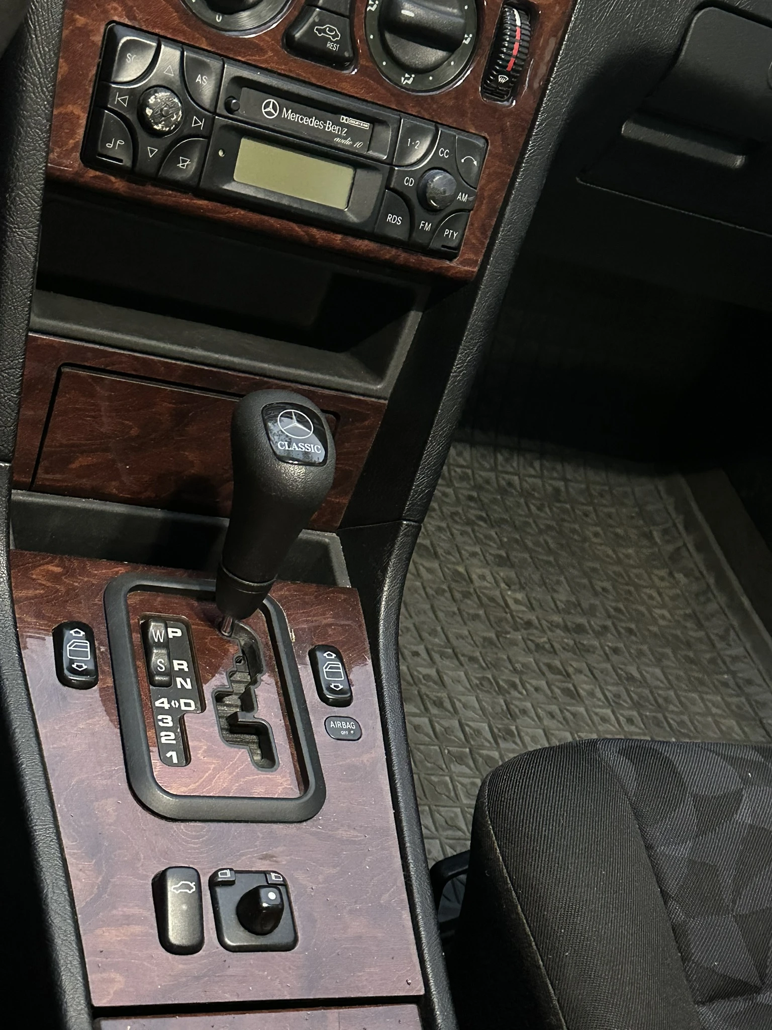 Mercedes-Benz C 180 Газ-Бензин, снимка 15 - Автомобили и джипове - 53728404