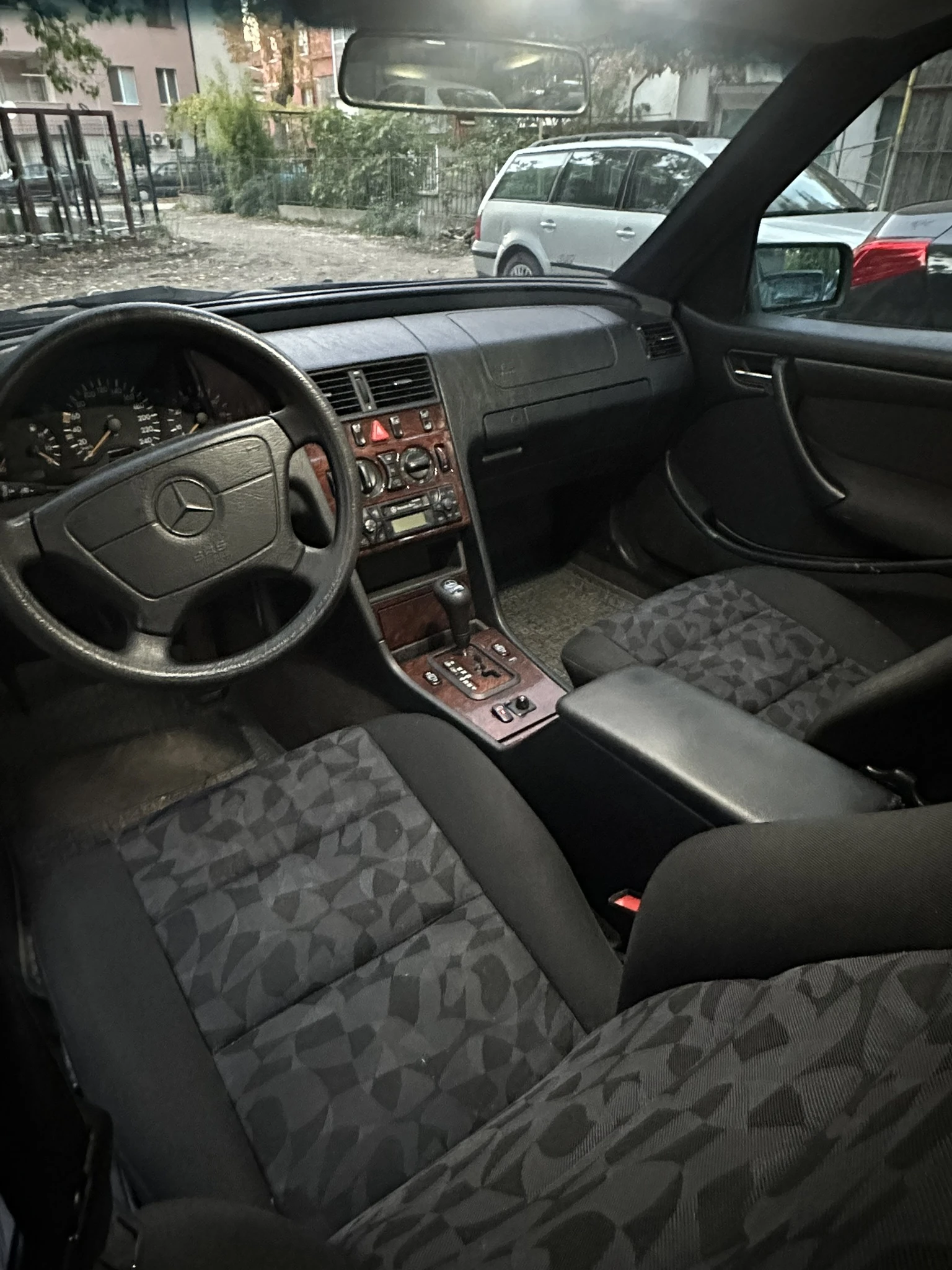 Mercedes-Benz C 180 Газ-Бензин, снимка 16 - Автомобили и джипове - 53728404