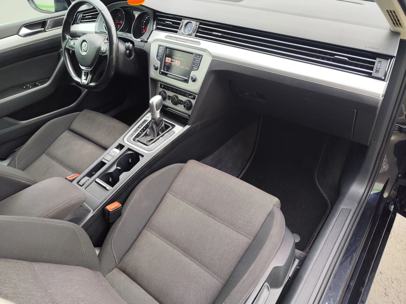 VW Passat 2.0 150 k.c DSG, снимка 9 - Автомобили и джипове - 54805455