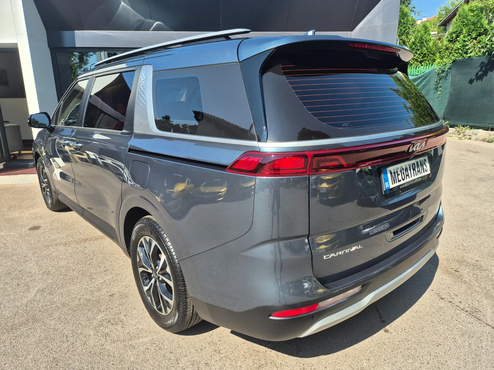 Kia Carnival 2.2 CRDI 8+ 1 ДДС - Наличен в БГ, снимка 4 - Автомобили и джипове - 55201191