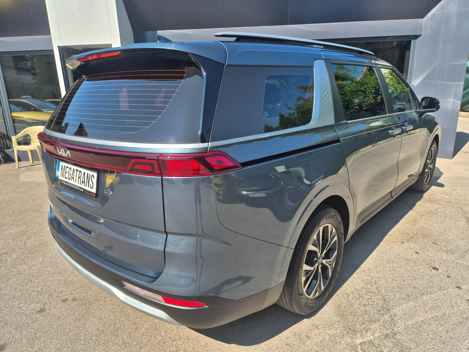 Kia Carnival 2.2 CRDI 8+ 1 ДДС - Наличен в БГ, снимка 3 - Автомобили и джипове - 55201191