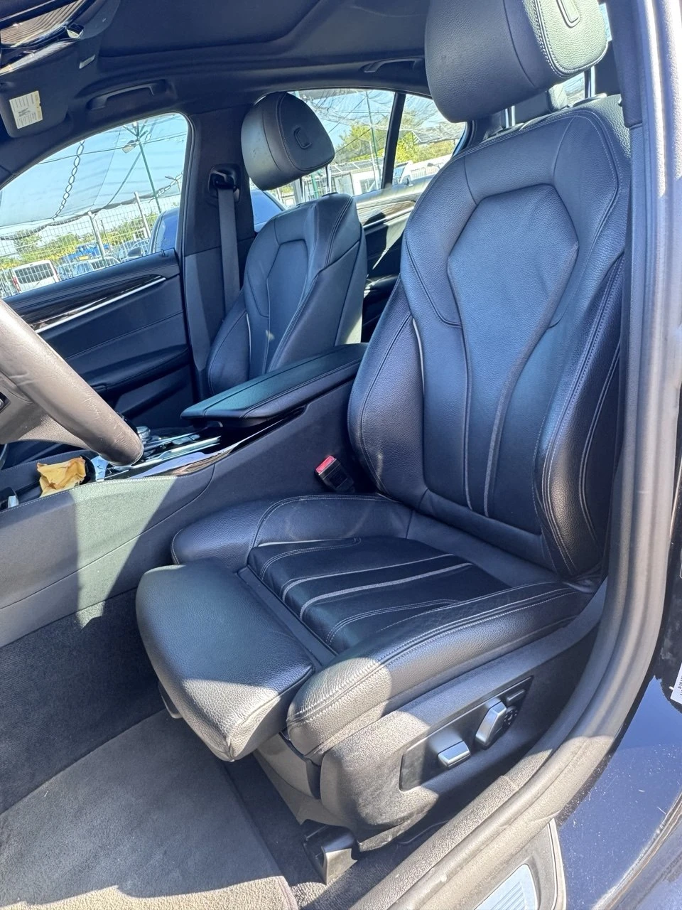 BMW 540 i X-drive* M-packet* Applecarplay* Distronic, снимка 17 - Автомобили и джипове - 56111978