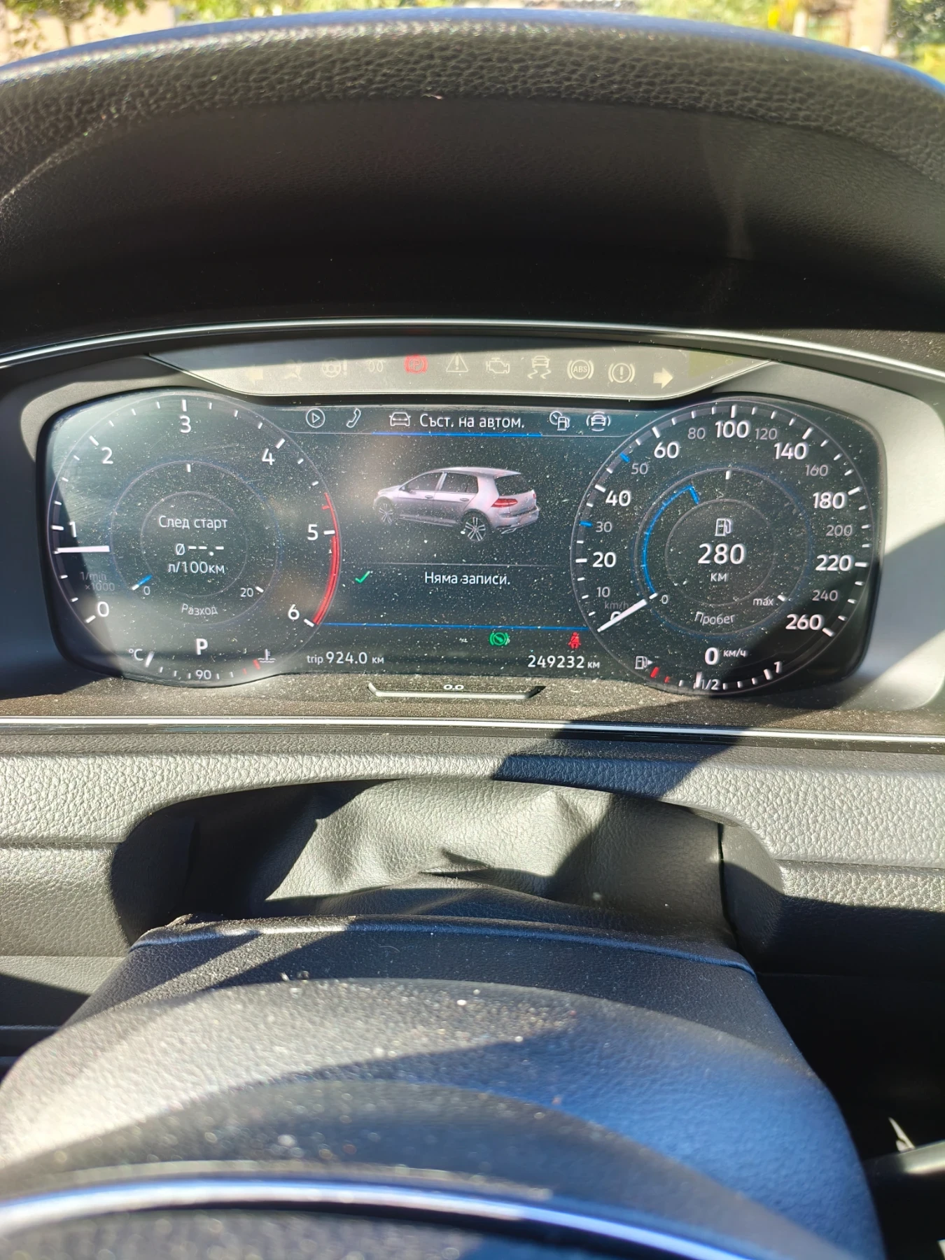 VW Golf 1.6 TDI, снимка 12 - Автомобили и джипове - 56214351
