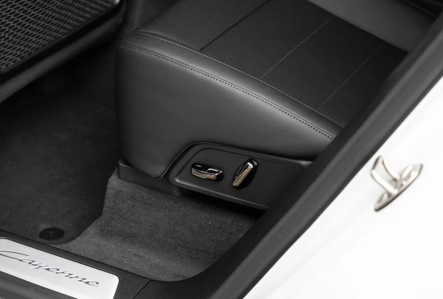 Porsche Cayenne NEW* ELECTRIC* PANO* BOSE* DISTR* MEMORY* 360CAM* , снимка 17 - Автомобили и джипове - 55569901
