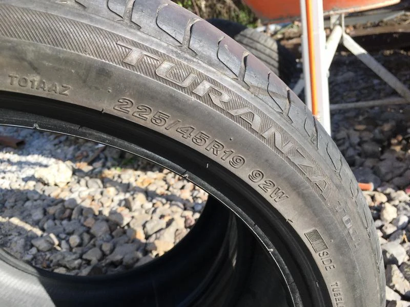 Гуми Летни 225/45R19, снимка 1 - Гуми и джанти - 47433762