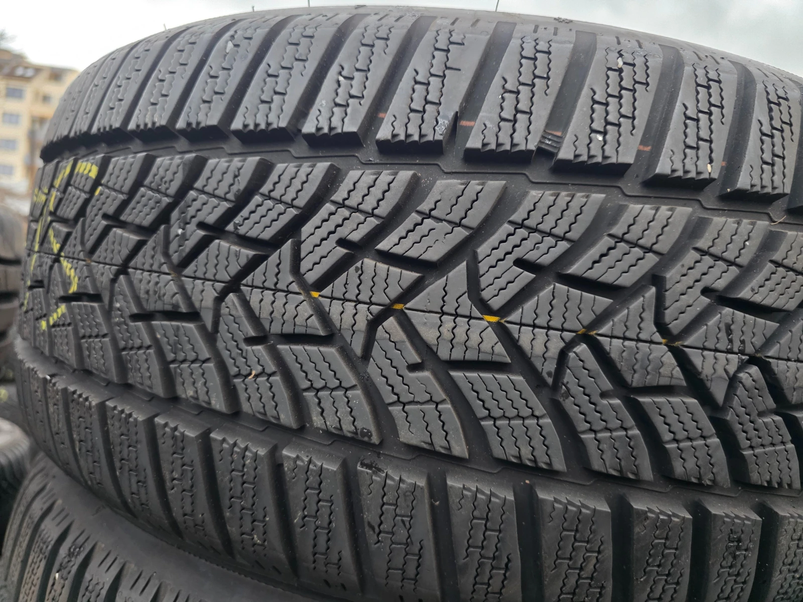 Гуми Зимни 225/45R17, снимка 4 - Гуми и джанти - 53965270