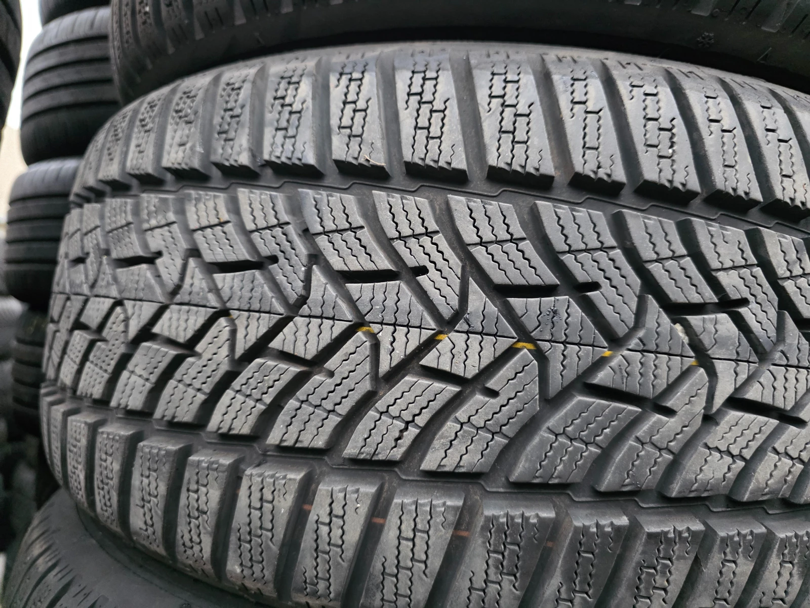 Гуми Зимни 225/45R17, снимка 3 - Гуми и джанти - 53965270