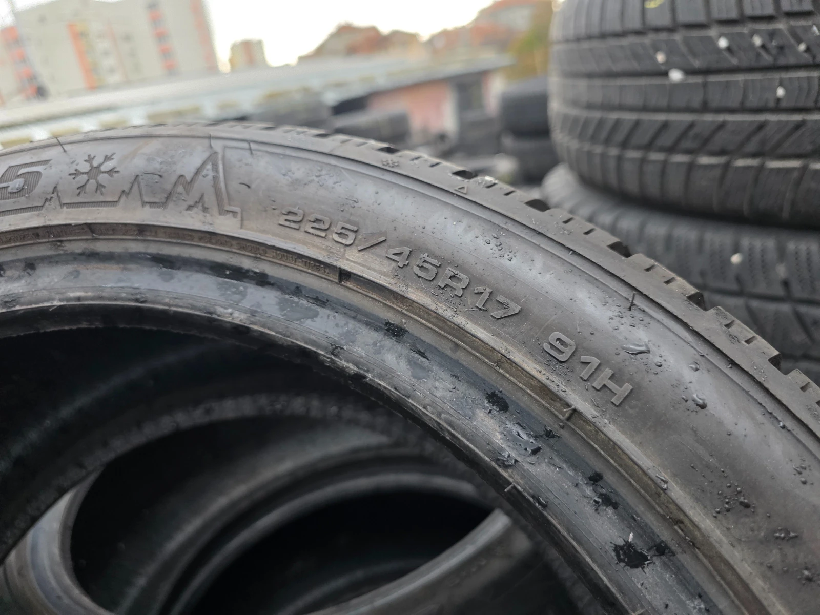 Гуми Зимни 225/45R17, снимка 8 - Гуми и джанти - 53965270