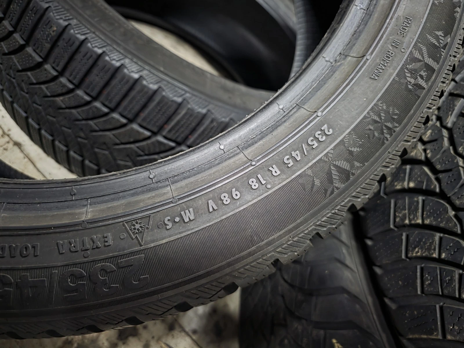 Гуми Зимни 235/45R18, снимка 8 - Гуми и джанти - 56725674