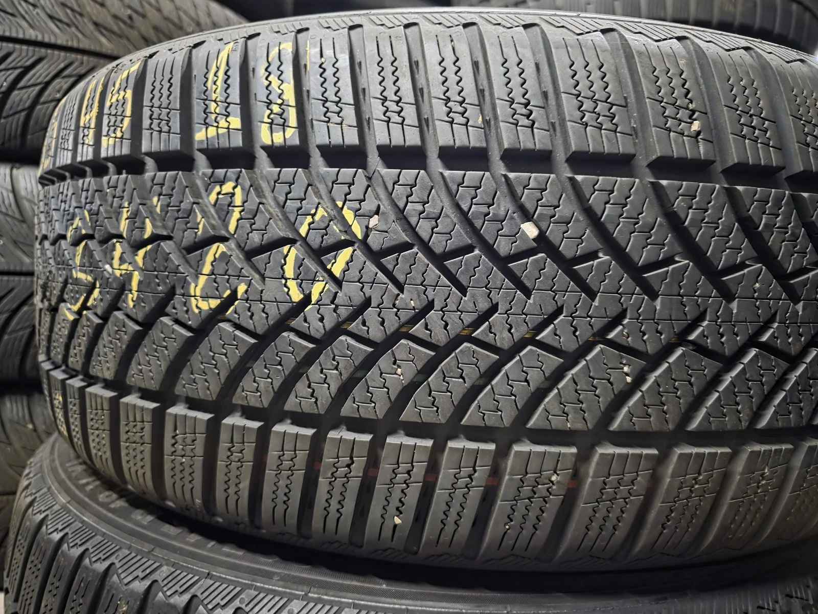 Гуми Зимни 235/45R18