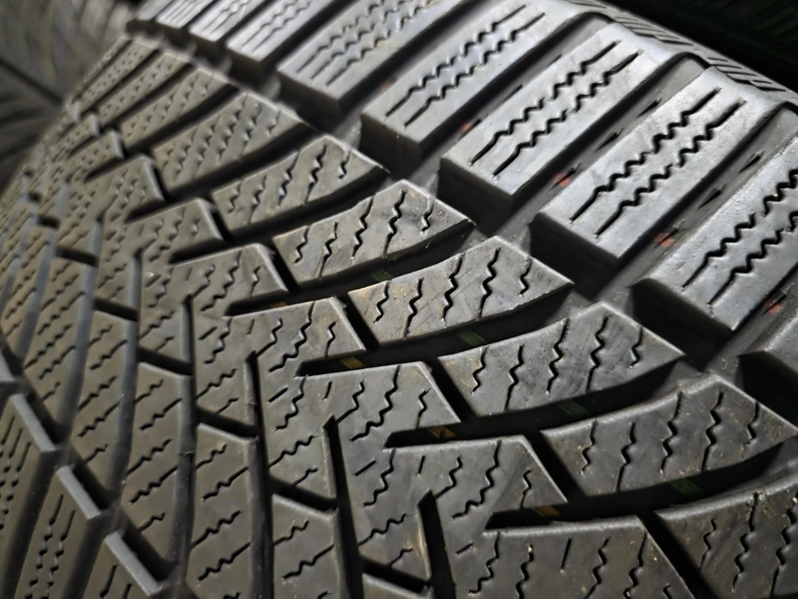 Гуми Зимни 235/45R18, снимка 4 - Гуми и джанти - 56725674
