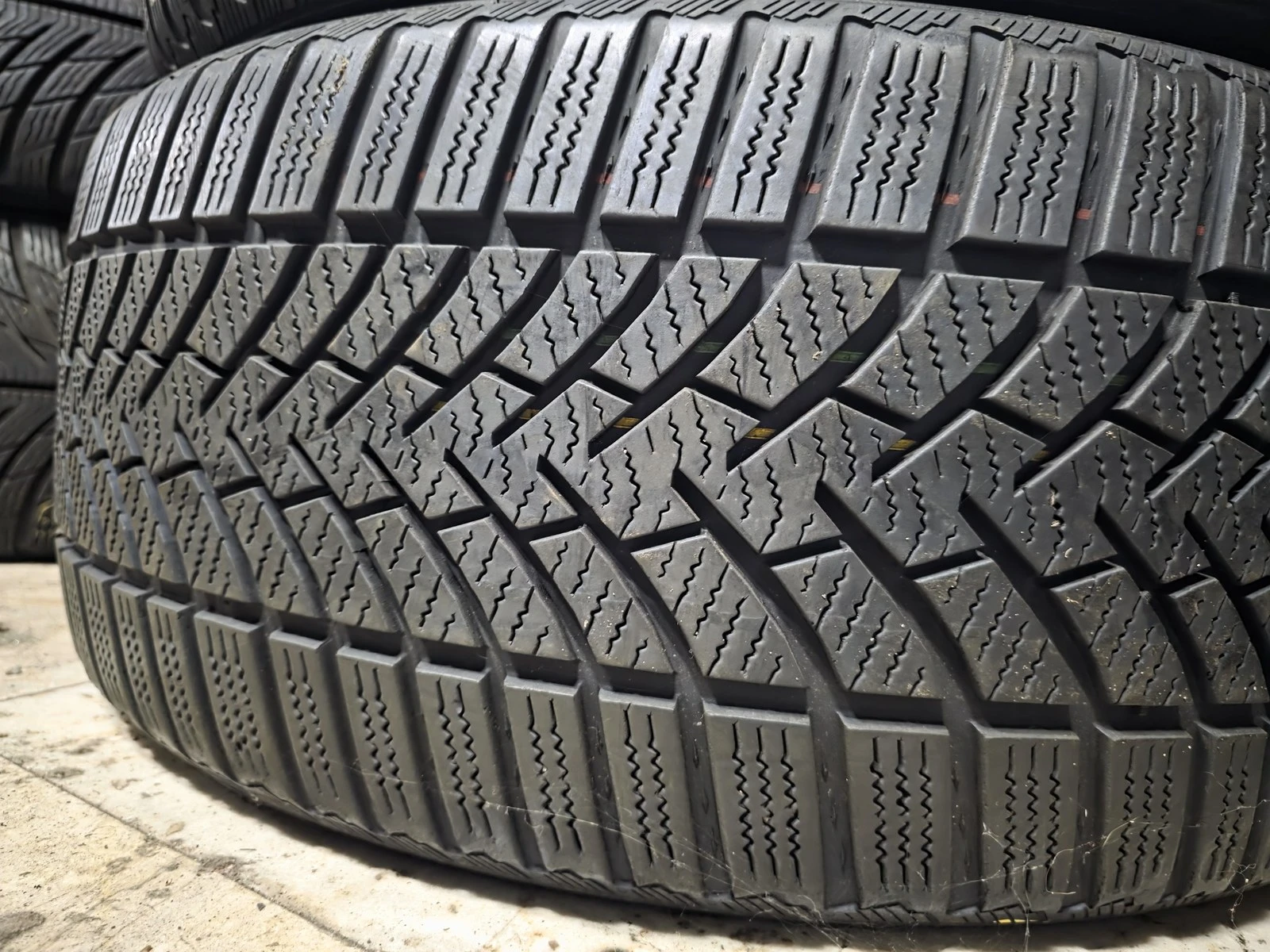 Гуми Зимни 235/45R18, снимка 2 - Гуми и джанти - 56725674