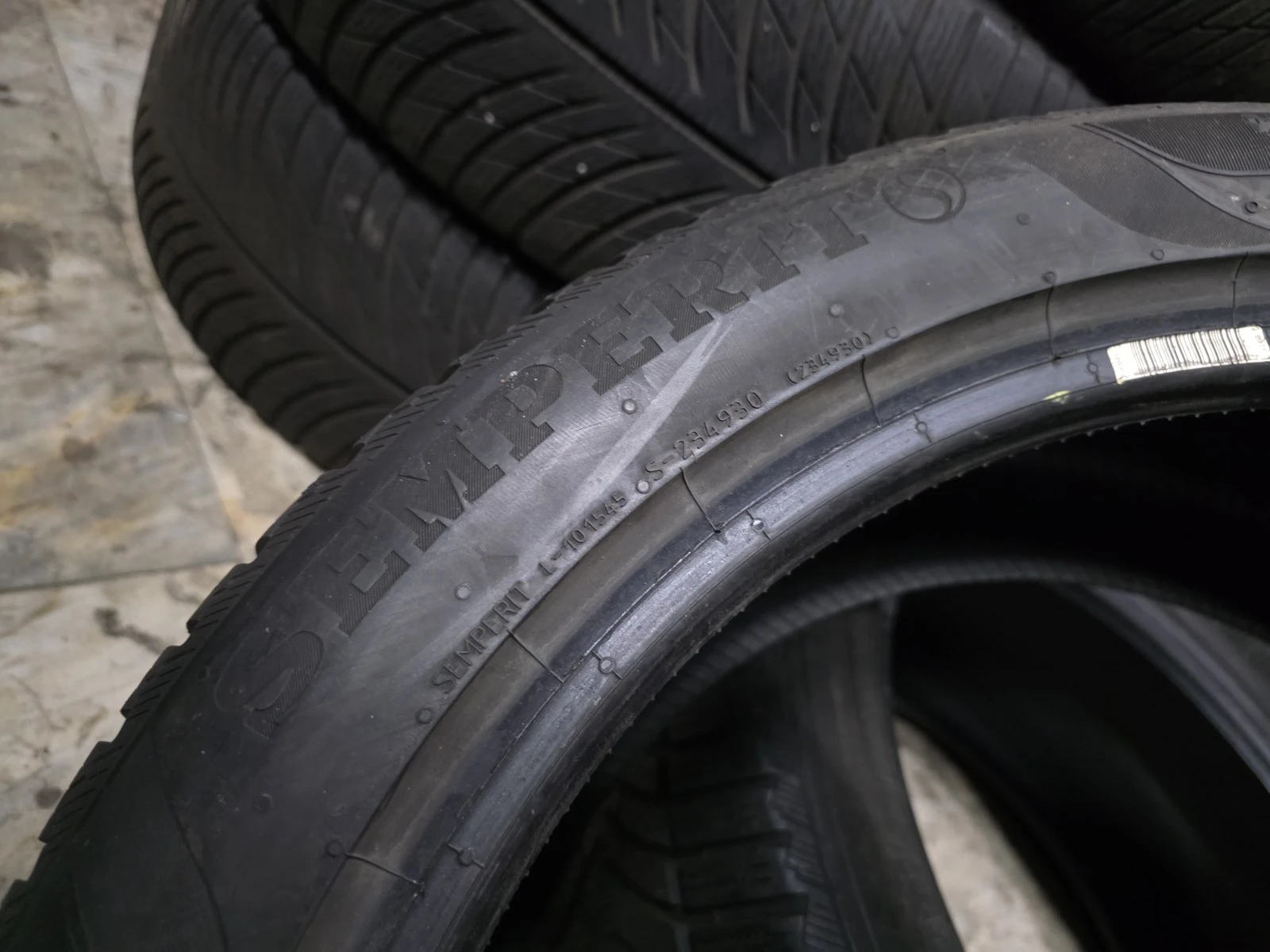 Гуми Зимни 235/45R18, снимка 7 - Гуми и джанти - 56725674
