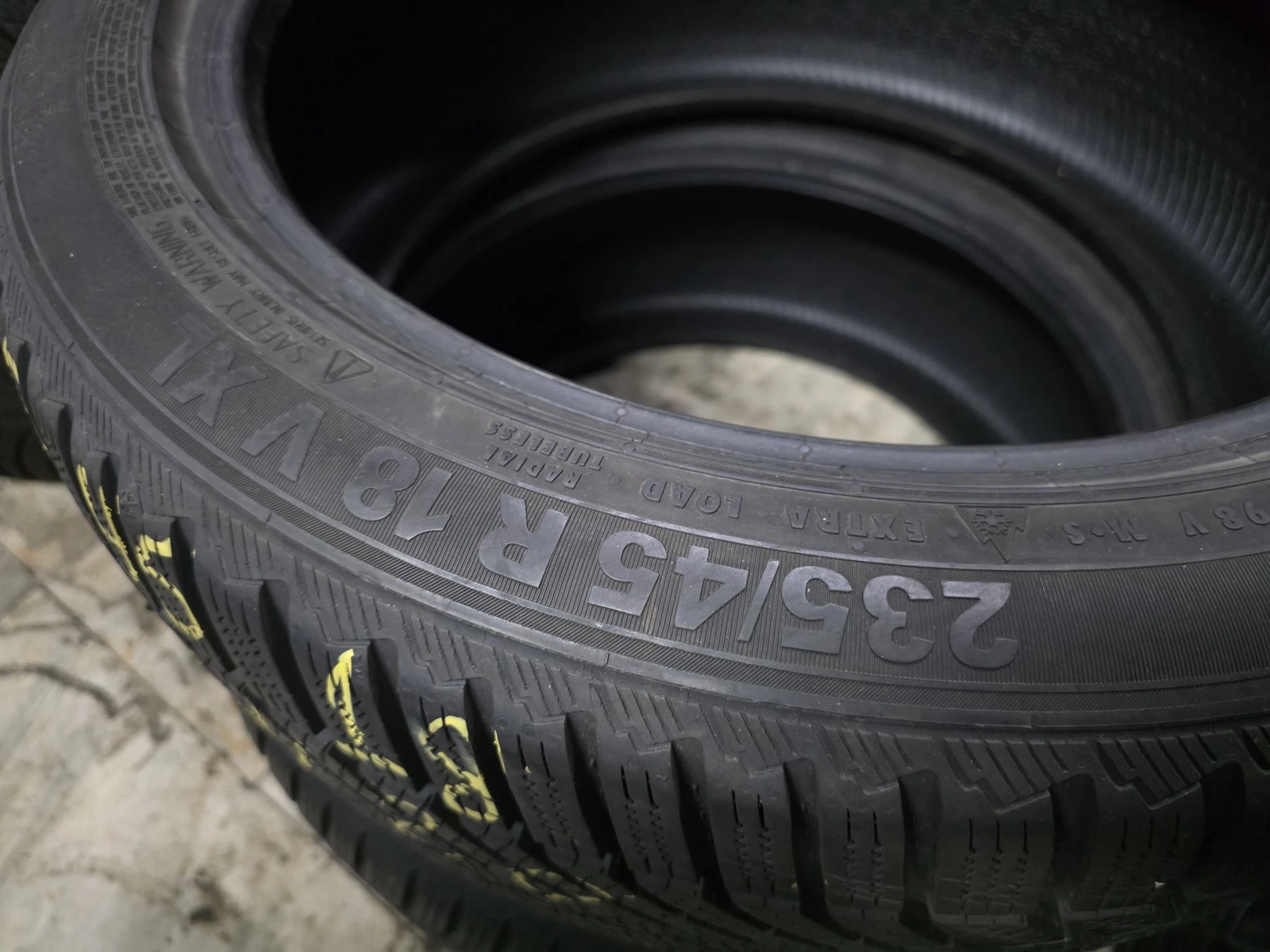 Гуми Зимни 235/45R18, снимка 5 - Гуми и джанти - 56725674