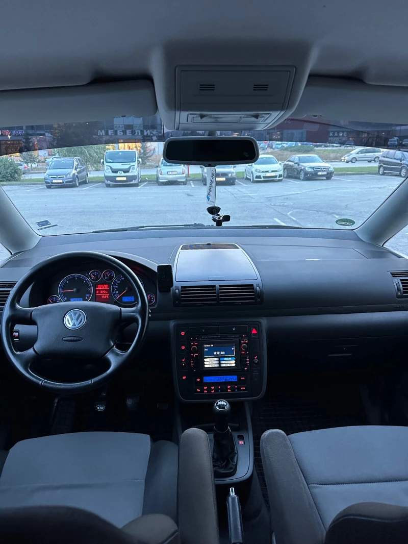 VW Sharan 1.9TDI 150hp Заводско! , снимка 6 - Автомобили и джипове - 47741733