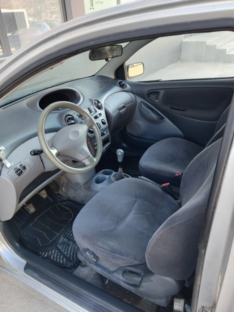 Toyota Yaris 1.0 климатик, снимка 10 - Автомобили и джипове - 52772957